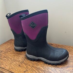 Women's Muck Arctic II  Mid Boot in Purple & Black